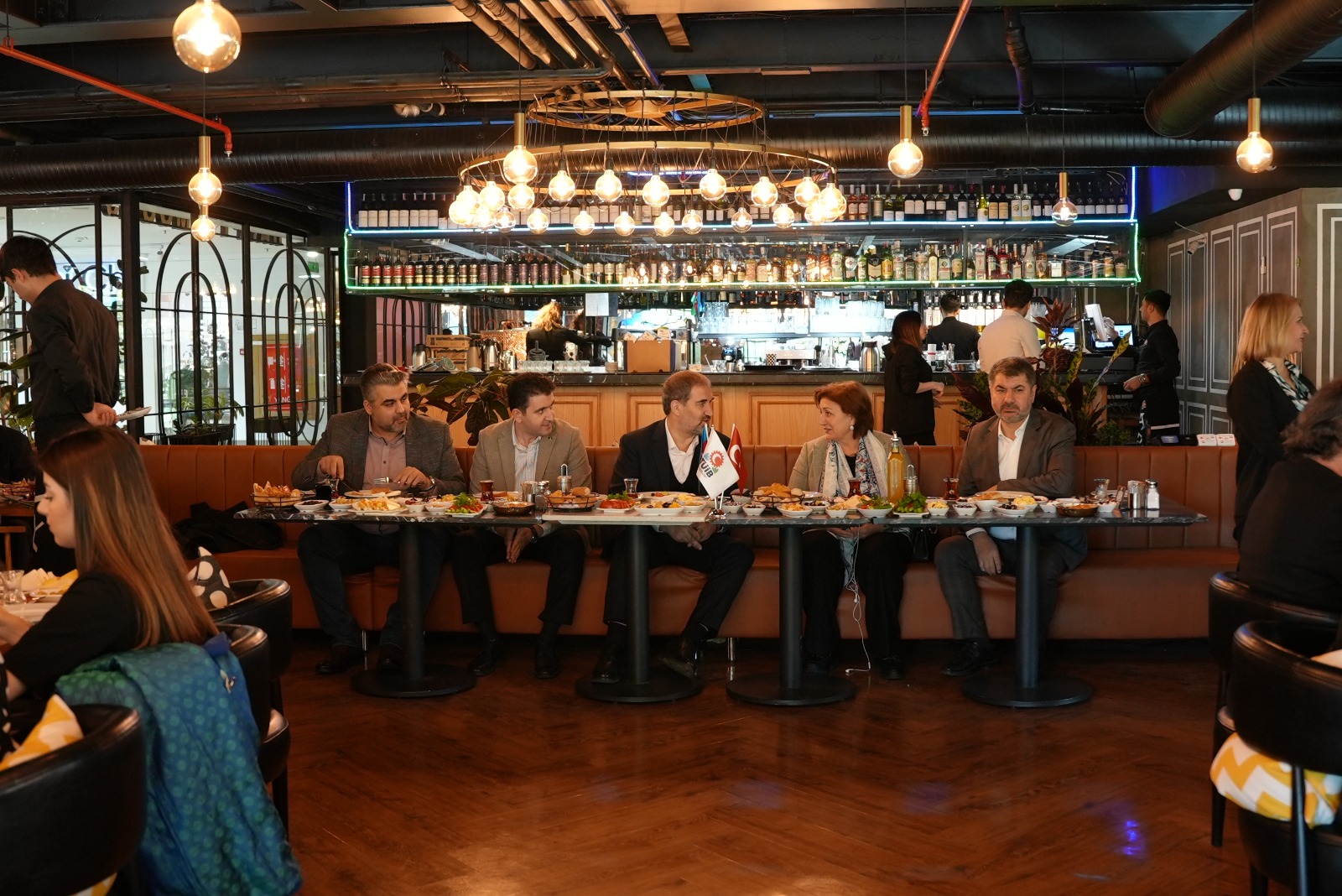 TÜİB-in Ənənəvi İşgüzar Səhər Yeməyində Ak Parti sədrinin müavini, Trabzon millət vəkili Mustafa Şen iştirak edib.